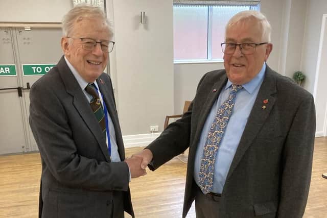 Club President Mike Hawley welcomes speaker Andy Parks.