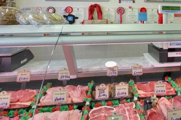 Watnall Farm Shop, Hall Farm, Narrow Lane, Watnall NG16 1HU: The shop sells home-reared and locally produced beef, lamb, pork, and poultry, prepared by an in-house master butcher. Beef is traditionally hung on the bone for a minimum of 21 days for tenderness and flavor. Customers gave it 4.6 stars out of 251 reviews on Google.