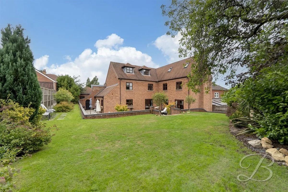 ANSEHEN: 5-Zimmer-Haus in Mansfield mit Spielzimmer und großem Garten