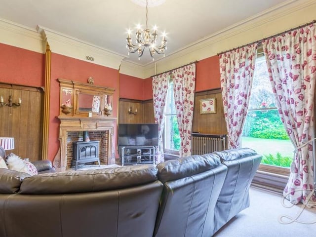 The lounge is as bright as it is beautiful, thanks to these two windows to the side of the property. The floor is carpeted.