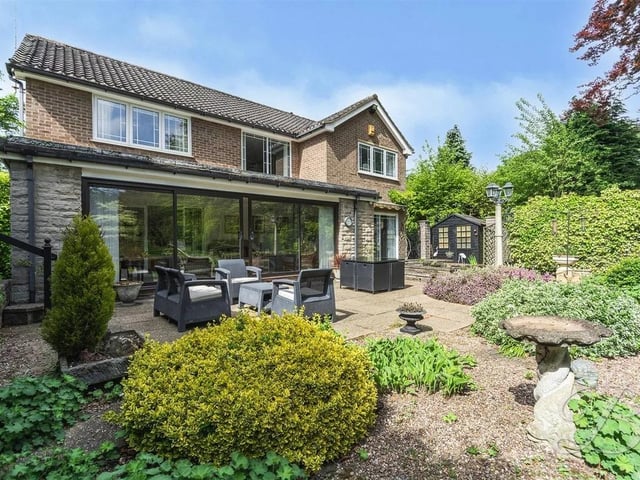 Located in the heart of Mansfield, this four-bedroom detached traditional home offers generous living space, character features, and a high degree of privacy-all while being conveniently close to local amenities, schools, and transport links.