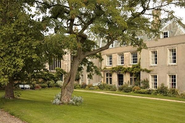 A handsome town house featuring a riverside walled garden. Visitors can enjoy a bike ride as part of Sustrans' extensive route 15, which runs from Belton in Leicestershire through Nottingham and on to Sleaford in Lincolnshire.