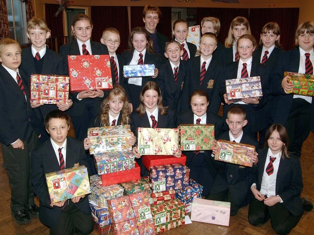 Mansfield Quegs Lower School with their Christmas shoeboxes