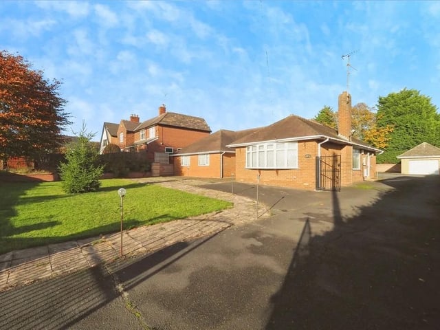 A spacious and adaptive 4-bed detached bungalow in Clipstone Village with gated entry, huge plot, double garage, and ample of parking! Lounge, dining room, kitchen, 2 bathrooms, and fitted wardrobes - all wrapped in village charm. Roomy, ready, and rare - don’t miss it.
