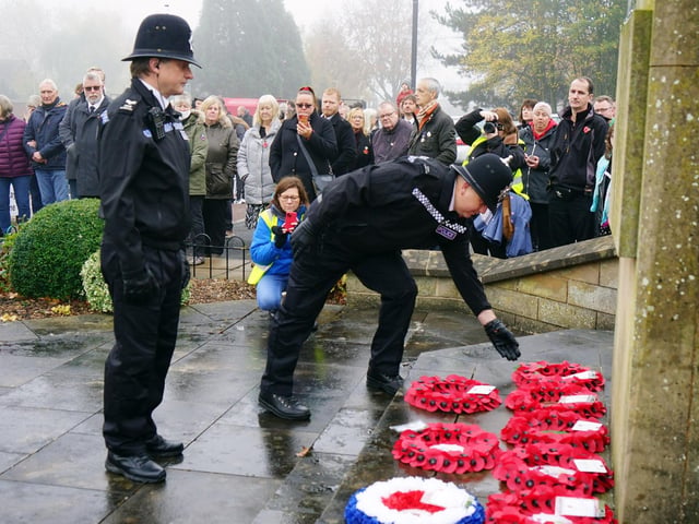 Police officers laying wreaths at the Mansfield service