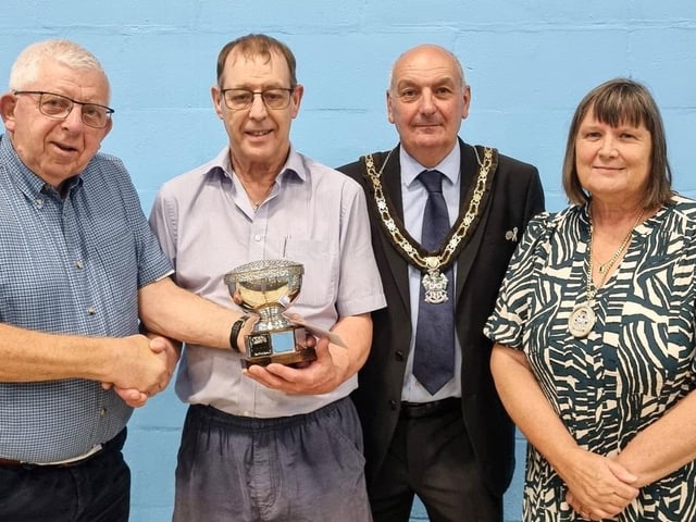 Peter Harvey receiving Sam Burrows Rose Bowl. Photo: Lesley Grand-Scrutton