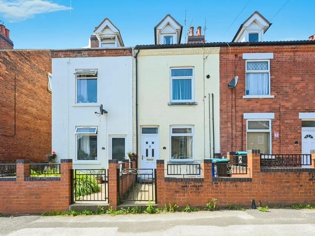 This property represents a great investment opportunity or ideal first time buyers. Being sold with no upward chain, this deceptively spacious home sits in a prime location, and presents an enticing opportunity.