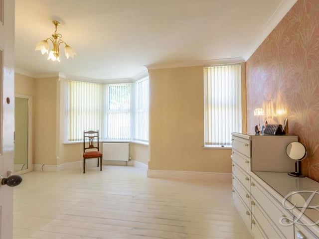 The main bedroom, which overlooks the front of the house, is extremely spacious. It's also very bright thanks to two double-glazed windows, one of which is a gorgeous bay. The wooden floor gives the room plenty of character.