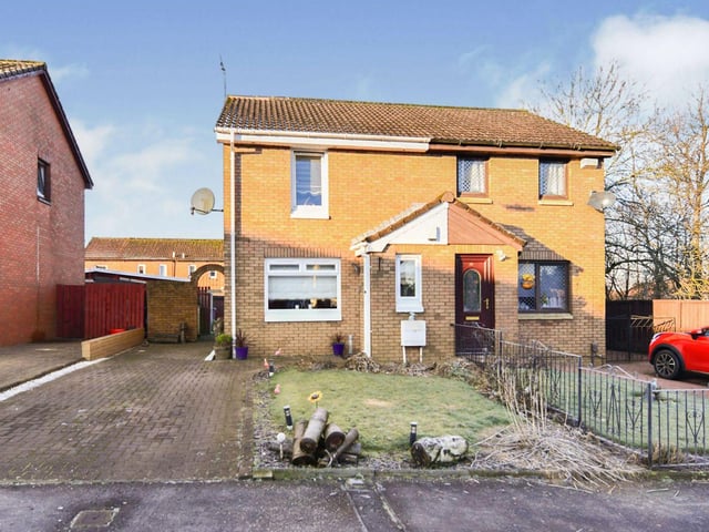 2 bedroom semi-detached house in Summerston.
Average house price in City of Glasgow - £149,735.