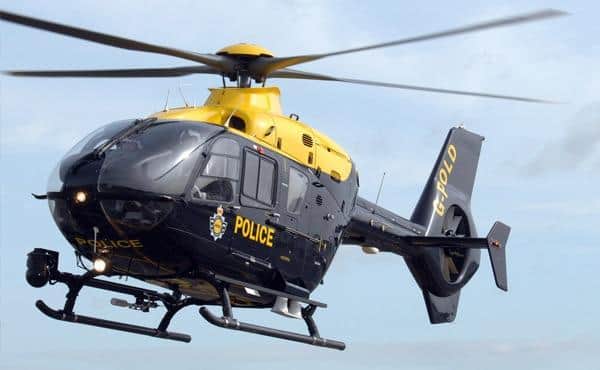 Thanks to the thermal imaging camera of a helicopter from the National Police Air Service, a suspect was located in wasteland and detained by police.
