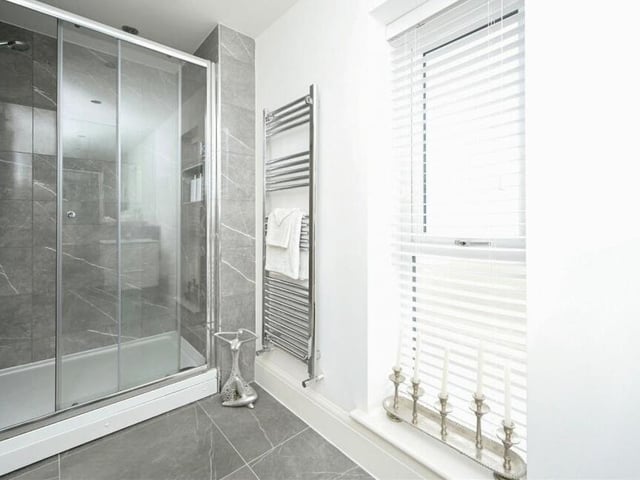 The en suite also boasts a double shower cubicle with a handy shower niche.