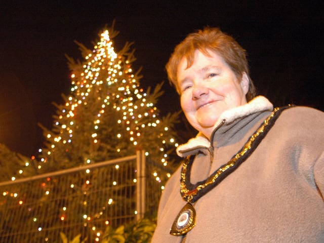 In 2007, May Barsby, Vice Chairman of Ashfield District Council, was pictured with Sutton's Christmas tree.