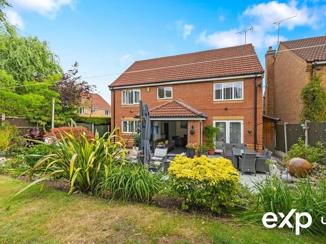 Detached property in a quiet cul-de-sac with four bedrooms, including a master with en suite, two bathrooms, open plan kitchen and three reception spaces. The property also benefits from a utility and WC, driveway and garage. No pets. Contact eXp World UK 01462 354227.