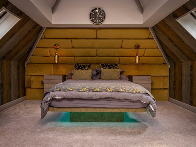 he principal bedroom exudes a level or pure class and sophistication, and benefits from beautiful views over the front grounds and boasts both an en-suite and regal dressing room.