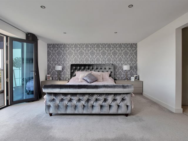 The room boasts a radiator, individual heating thermostat and six ceiling spotlights.