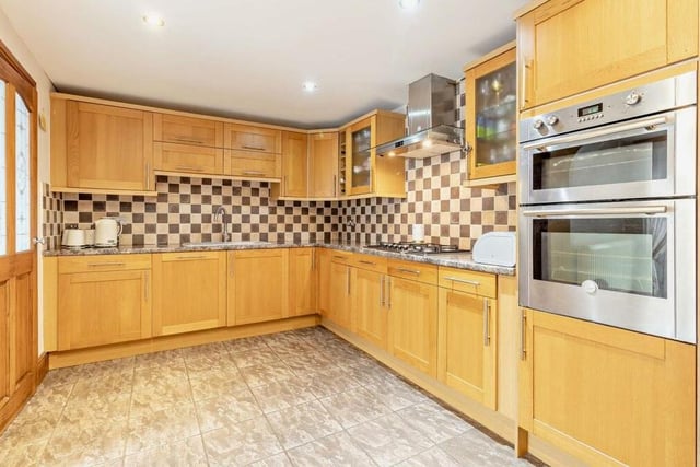 The kitchen is a culinary haven, equipped with a plethora of matching wall and base units, adorned with attractive worktops. Top-of-the-line integrated appliances include an oven and gas hob.