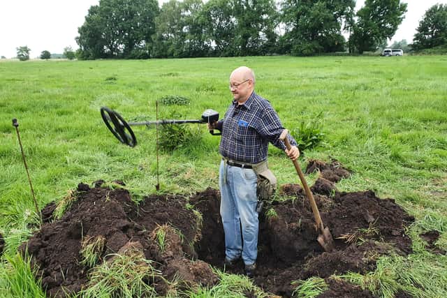 Searching with the metal detector is Frank Hoferichter. Human bones and tanks parts were found amid the research the British soldiers who died. Do you know the family of Anthony Taylor Hurst from Mansfield Woodhouse?