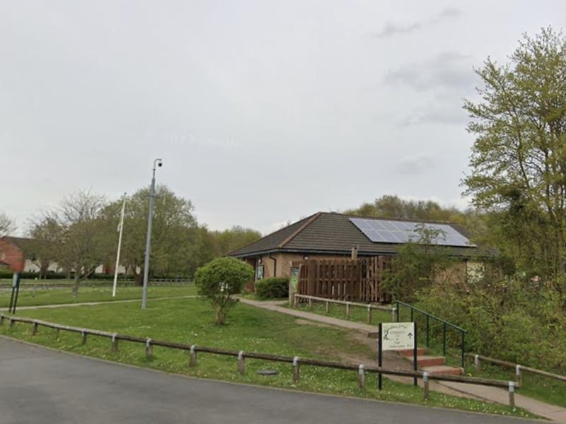 This spot offers dog owners the opportunity to explore large ponds and fishing lakes in a gentle stroll through nature. Trails also overlook the iconic headstocks of the former Clipstone Colliery. Accessed via 4 Vicars Ct, Clipstone, Mansfield NG21 9AS.
