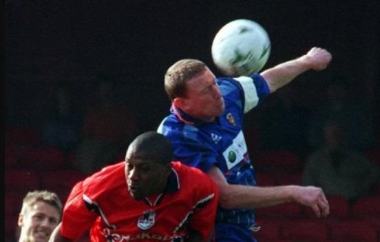 Linighan was on loan from Dunfermline but then made a permanent move the following season and played another 38 games. Eventually dropped into non-league and is now a carpenter.