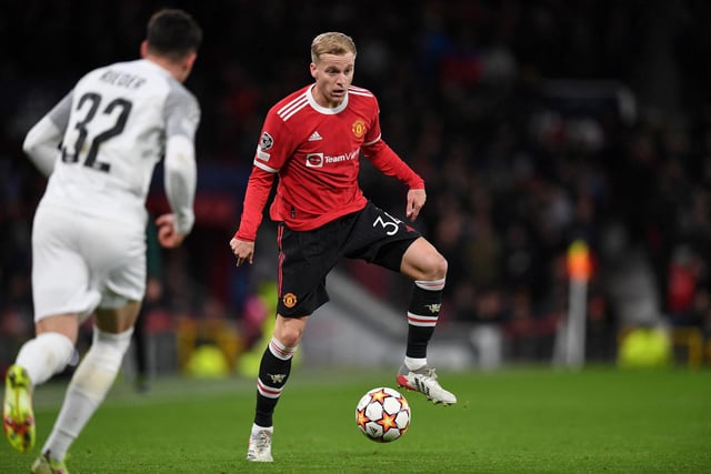 Everton are closing in on a loan move for Man Utd midfielder Donny van de Beek. The ex-Ajax star is likely to be the first new signing for incoming manager Frank Lampard, who is set to be named as their new boss today. (BBC Sport)