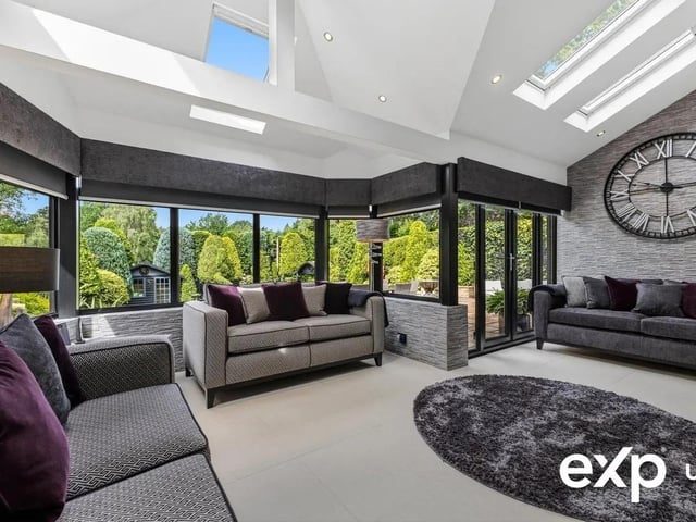 The garden room strikes an immediate "wow" factor with a pleasant sense of space. The vaulted ceiling bathes the room in natural light thanks to four Velux windows. Garden views beckon through an expanse of glazing.