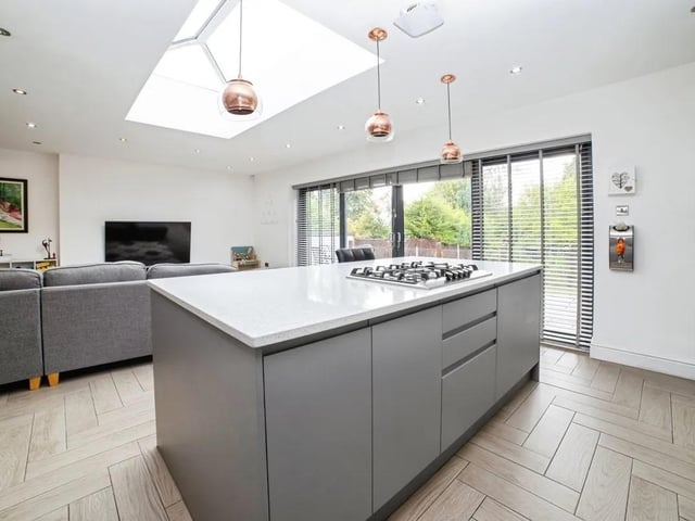 This stunning four-bedroom detached family home is beautifully positioned on the highly sought-after Robin Down Lane, Mansfield. Designed with modern family living in mind, this home offers open-plan living at its finest and is finished to an exceptional standard throughout.