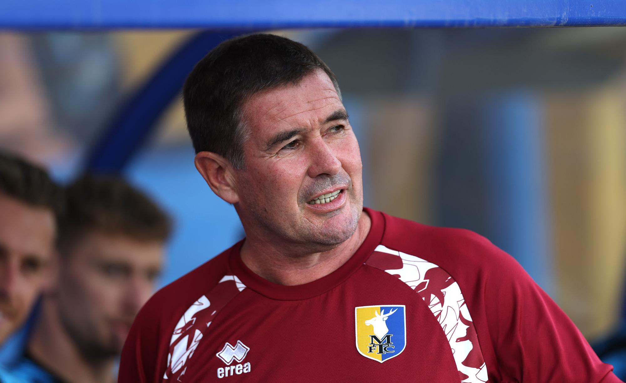 Die Mannschaft von Mansfield Town für das Spiel gegen Bromley steht ...