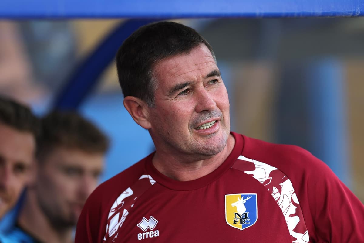Die Mannschaft von Mansfield Town für das Spiel gegen Bromley steht ...