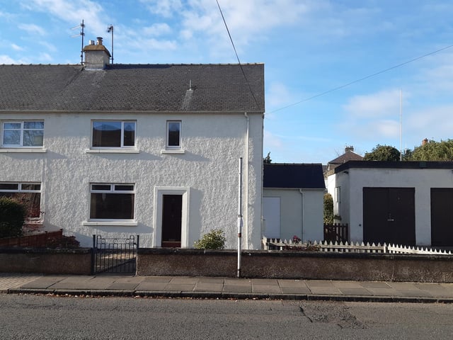 3 bedroom semi-detached house in Kelso.
Average house price in Scottish Borders - £170,790.