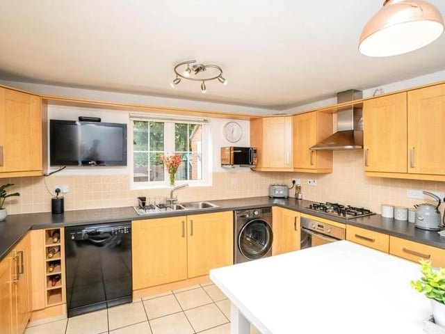 The breakfast kitchen oozes style, particularly thanks to its wall and base units and integrated electric oven with four-ring gas hob and extractor fan with cooker hood.