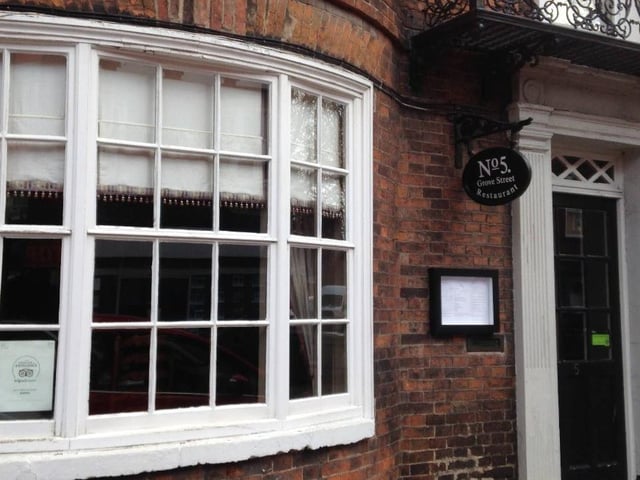 No 5 Restaurant and Bar, 5 Grove St, Retford DN22 6JP: Highly-rated establishment located in a Georgian townhouse. It is known for its elegant yet cozy atmosphere, high-quality British cuisine, and a strong focus on using local and seasonal ingredients. The building's historical integrity has been preserved whilst infusing it with fresh energy. Rated: 4.7 (588 reviews).