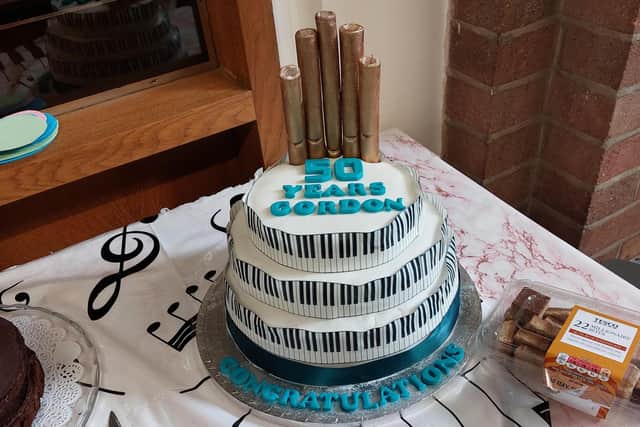 Μια ειδική τούρτα δόθηκε στον Γκόρντον από μέλη της εκκλησίας του Αγίου Σάιμον και του Αγίου Ιούδα στο Ρέινγουορθ για να γιορτάσουν την 50ή επέτειό του ως οργανίστας εκεί.