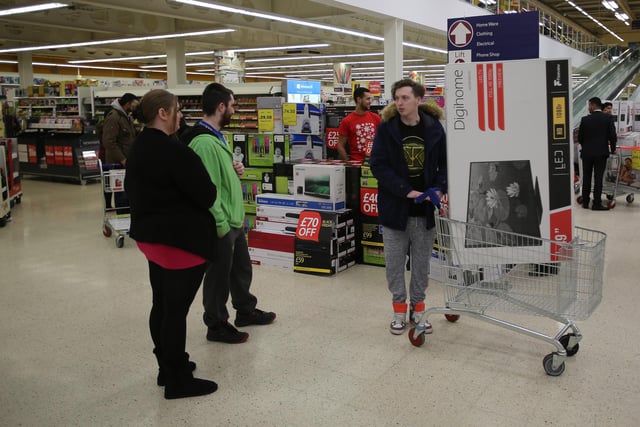 In 2015 members of the public at Tesco Extra in Sheffield at 5am got their hands on the Black Friday bargains. Tesco staggered the entry of shoppers preventing chaotic scenes like last years pre Christmas sales.