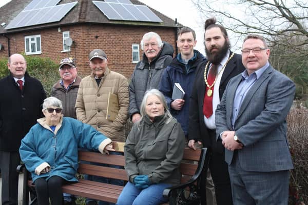 A memorial bench to remember a striking miner who died outside Ollerton Colliery has been unveiled.