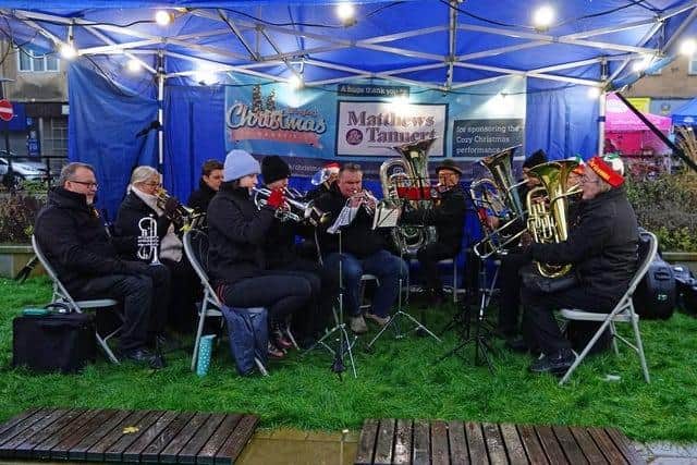 On Saturday, November 23, 2024, a cosy community Christmas market was held in Mansfield, located in the memorial garden on Queen Street behind the Old Town Hall.