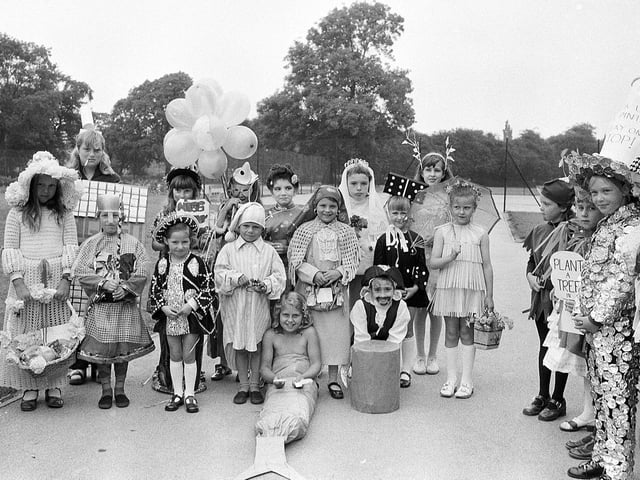 Warsop carnival 1973 - can you spot anyone you know here?