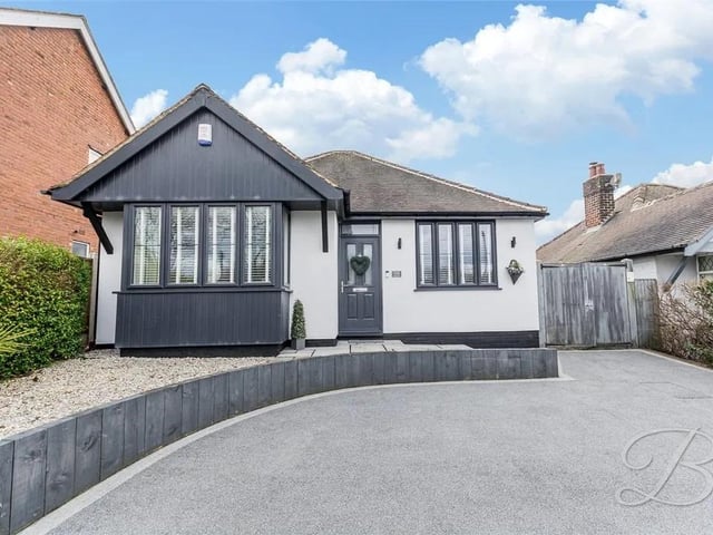 Modern Living at its Best. Check out this stunning bungalow, beautifully decorated to an impeccable standard, and a true testament to the current owners’ attention to detail. Located in the highly sought-after Berry Hill area of Mansfield, this property offers the perfect blend of convenience and comfort, with close proximity to schools, shops, and excellent transport links. No upward chain. Contact Buckley Brown on 01623 355642.
