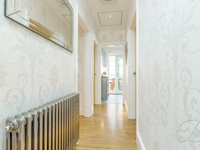 Before we have a look at the bungalow's shower room, let's show you the stylish hallway, which guides you to all the main rooms.