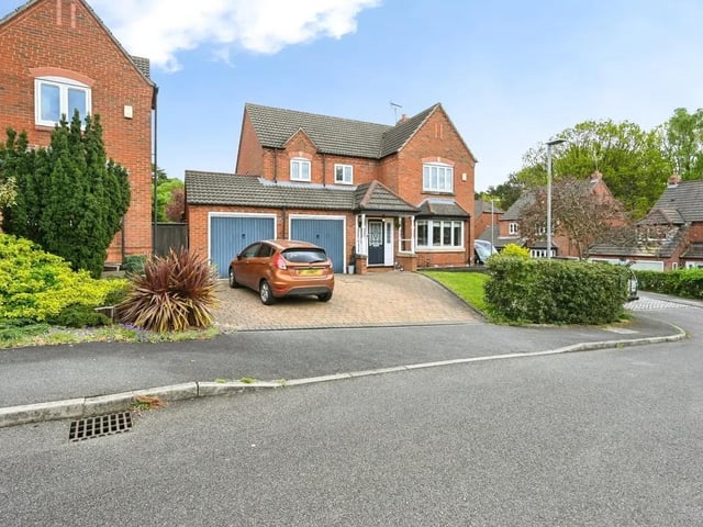 Situated in a highly desirable location close to Harlow Wood, this family home lies close to the town centre, schools and fantastic links to Mansfield and Nottingham. The property itself offers a spacious and versatile layout which has been lovingly presented for you now to enjoy.