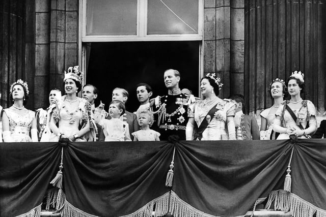 Queen Elizabeth II (2nd L), accompanied by Prince Philip, Duke of Edinburgh (C), Prince Charles (3rd L), Princess Anne (C), Queen mother Elizabeth (3rd R) and Princess Margaret appears on a balcony of Buckingham Palace, on coronation day, on June 2, 1953 in London. (Photo by AFP) (Photo by -/AFP via Getty Images)