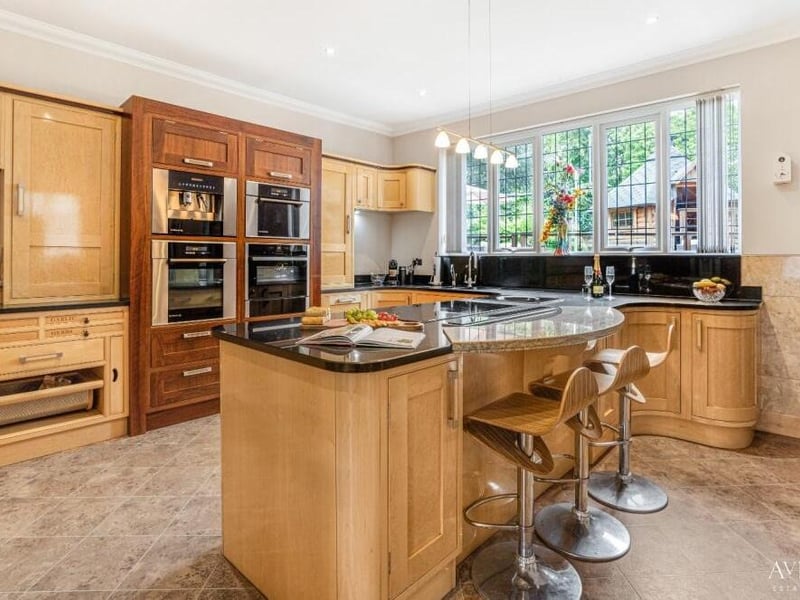 Conveniently located next to the dining room is this incredible kitchen, which features no fewer than three ovens (conventional, combi and steam). It has a solid wood finish in a tasteful combination of dark walnut and sugar maple colours, and features granite worktops.