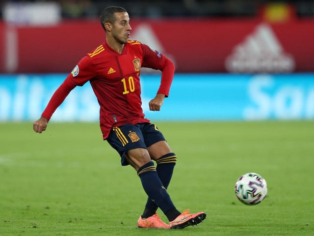 Bayern Munich goalkeeper Manuel Neuer has issued a plea to star midfielder Thiago Alcantara to stay at the club amidst speculation with a link away. Liverpool are favourites to sign the 29-year-old who has entered the final year of his contract. (Mirror)