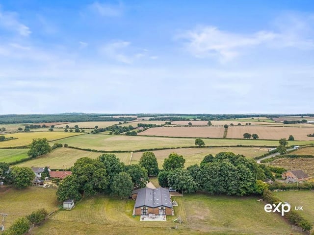Fishpool Road cuts a swathe through a lovely stretch of countryside and runs from Blidworth old village through open fields towards the next village of Ravenshead.