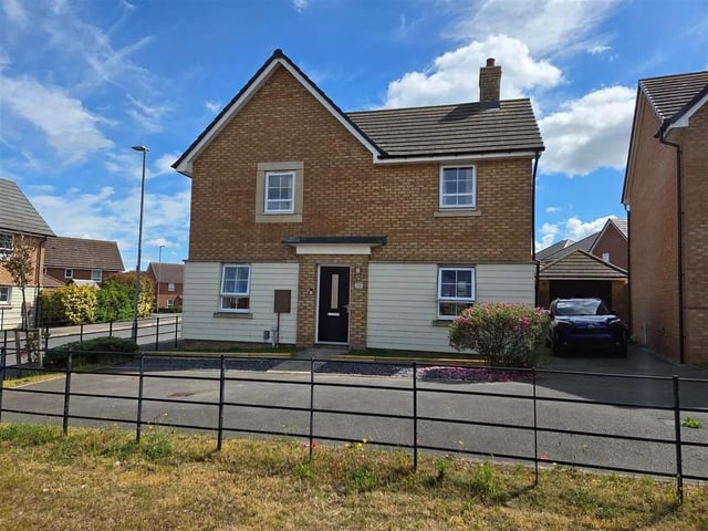 Nestled in the sought-after residential area of Lindhurst Way West, Mansfield, this stunning detached house offers a perfect blend of modern living and comfort. Built in 2018, this new build property spans an impressive 1,227 square feet, providing ample space for families or those seeking a little extra room.