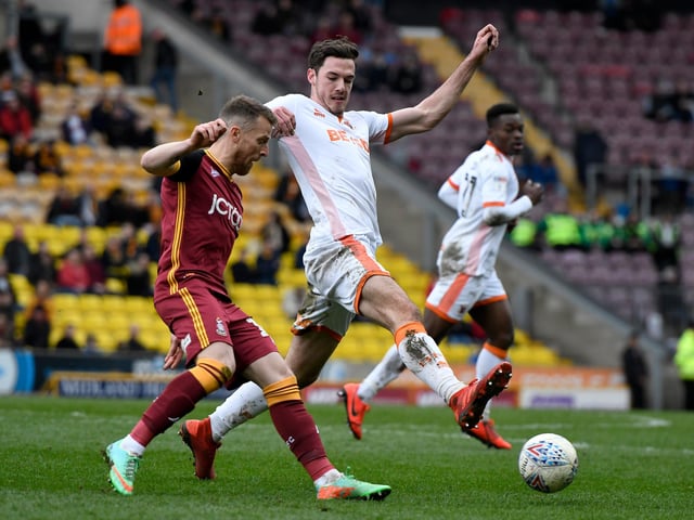 Preston North End have been linked with a move for ex-Sheffield United defender Ben Heneghan, but will have to fend off competition from Millwall to sign the 26-year-old. (Sky Sports)