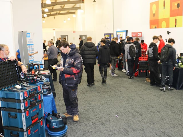 The roadshow attracted many students to visit the company stalls