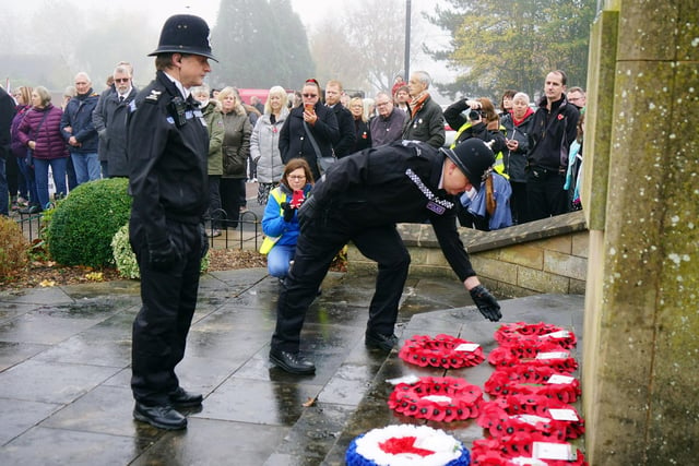 Police officers laying wreaths at the Mansfield service