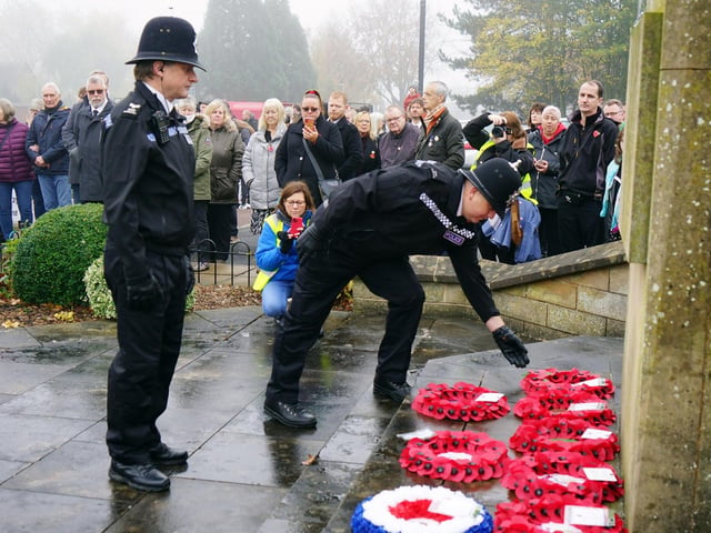 Police officers laying wreaths at the Mansfield service