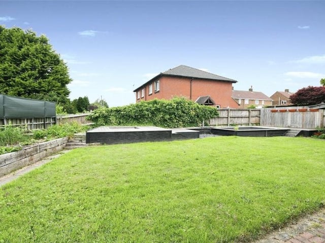 Before we check out the annexe, let's take a look at the spacious garden, which wraps itself around the bungalow on all sides.This is the rear, which is mainly laid to lawn.