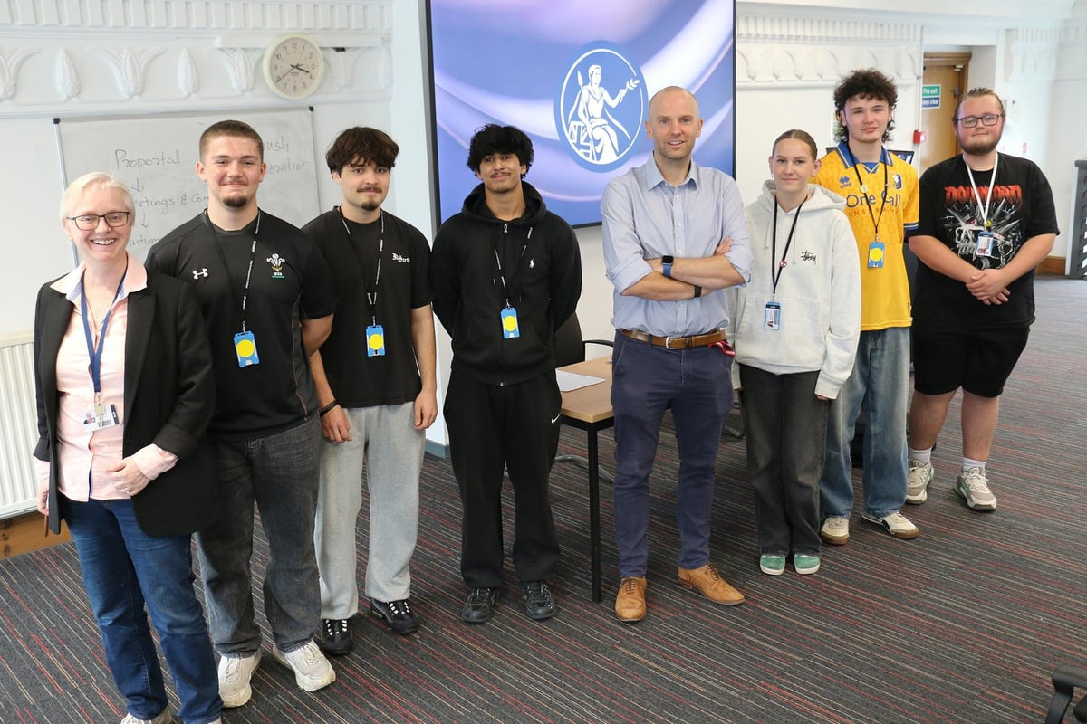 Bank of England expert returns to Mansfield to inspire next generation